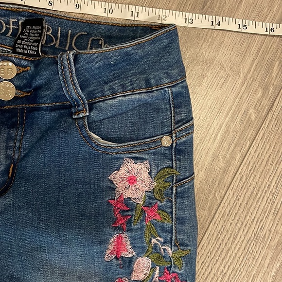 Blue Republic Skinny Low rise embroidered  floral pattern Jean. - Picture 6 of 9